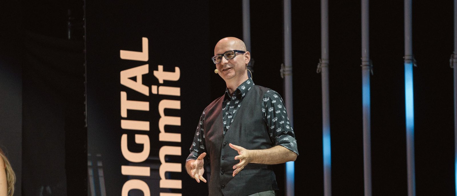 Radu Puchiu moderating on stage at IQ Digital Summit, Oradea